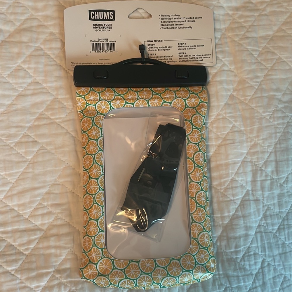 NWT Chums Floating Phone Protector - Picture 3 of 5
